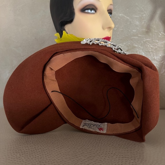 STUNNING 1930s\' RUST FELT CLOCHE WITH LARGE BOW + jewel + CHARTREUSE FEATHERS main image 8